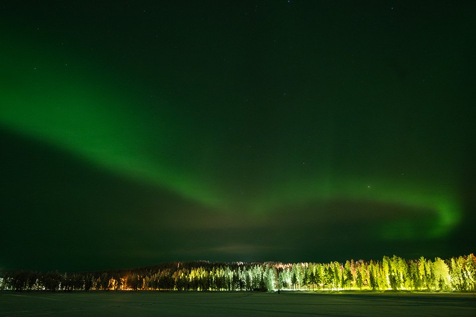 Aurora borealis over Äkäslompolo, Finland (N 67°36′135″, E 24°09′369″).