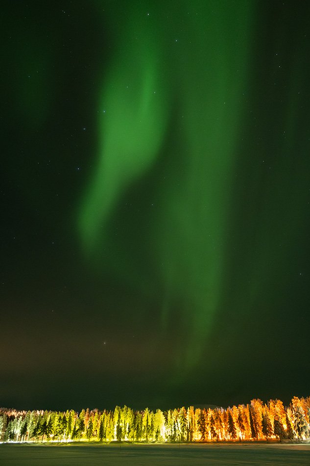 Aurora borealis over Äkäslompolo, Finland (N 67°36′135″, E 24°09′369″).
