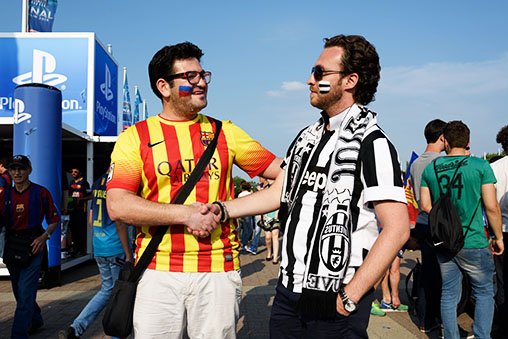Barcelona and Juventus fans shaking hands.