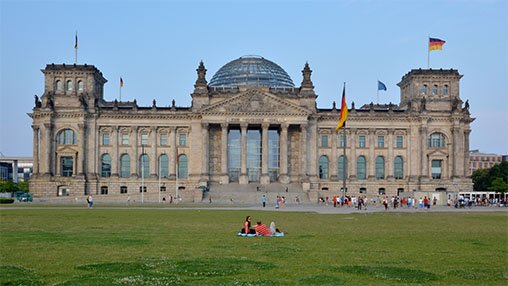 In front of the Reichstag in summer.