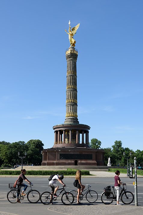 Cyclists wait to cross Großer Stern.